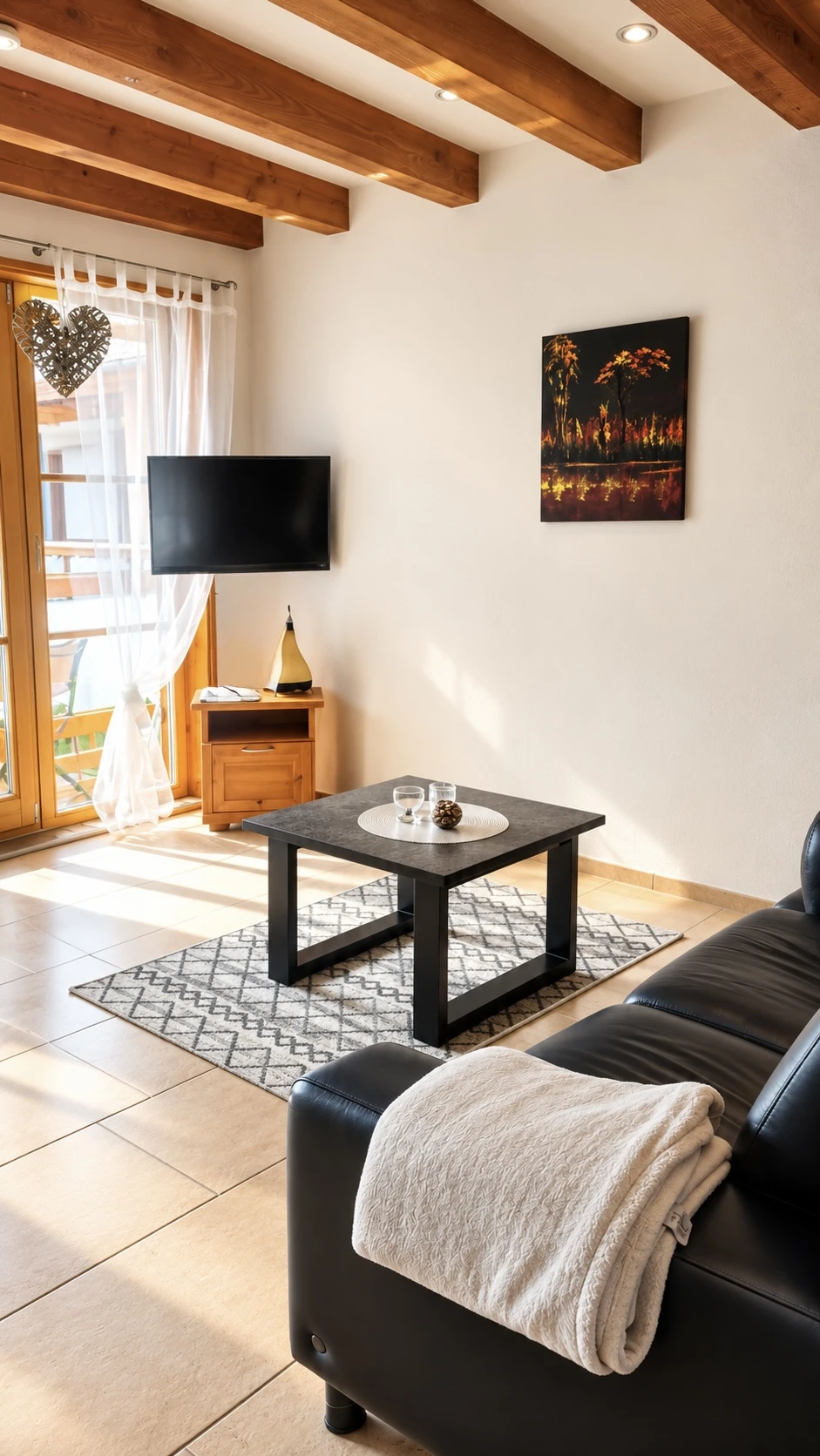 Ferienwohnung I – Wohnbereich mit Sofa und Couchtisch